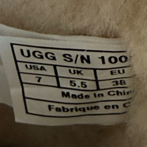 Close-up of UGG Australia label and size tag – Classic Sparkle Sequin Boots RBR Red Size 7