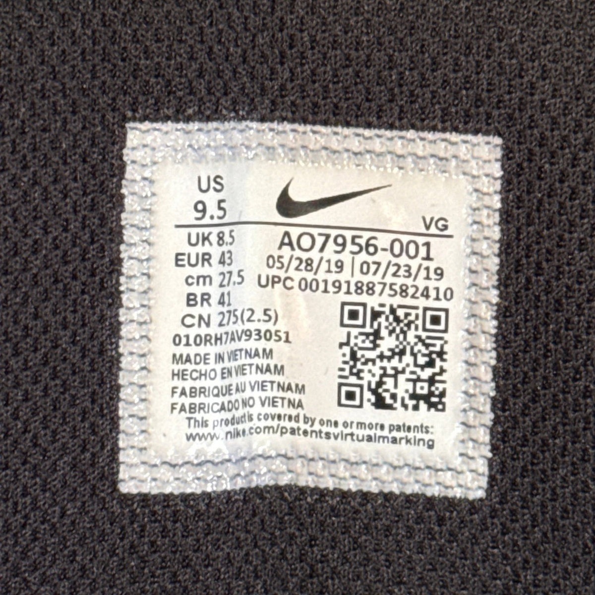 Nike shoe label showing US size 9.5, UK 8.5, EU 43, and style number AO7956-001.