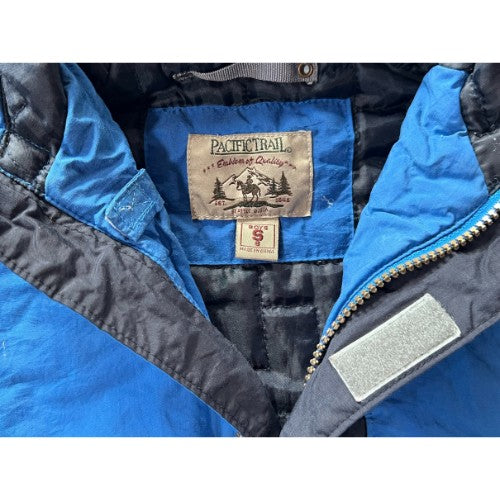 Pre-Owned Pacific Trail 2-Tone Blue Jacket Brand: Pacific Trail Size: Big Boys 8 (small) Color: Blue and Gray Features: Long Sleeve Hood Zipper and velcro closure Hand and chest pocket with velcro closure Lightweight snow/ski-type jacket Velcro around wrists Small inside chest pocket Material: Cotton, Polyester Condition: Well-loved. Used Clothing - Our Families Attic