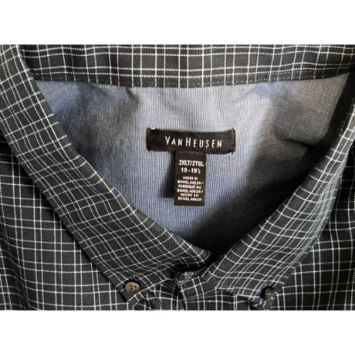 Van Hausen Dark Blue Long Sleeve Dress Shirt (Est. Retail Price $65.00) Size: Men's 2XT Big & Tall Color: Dark blue with a thin white criss-crossing stripe pattern Features: Long Sleeve Button-down collar Button-up Adjustable button cuffs Front Pocket Material: 60% Cotton, 40% Polyester Condition: Excellent Used Collar Tag - Our Families Attic