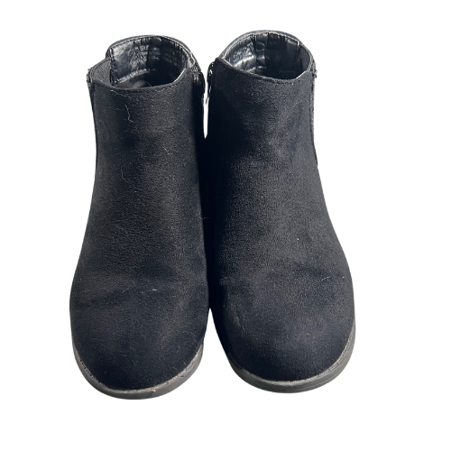 Pre-owned Bobbie Brooks Black Faux Suede Zipper Ankle Boots in Girls' size 2 available at Our Families Attic. Stylish design features a side zipper and sparkle elastic for comfort and versatility. Perfect for any occasion!