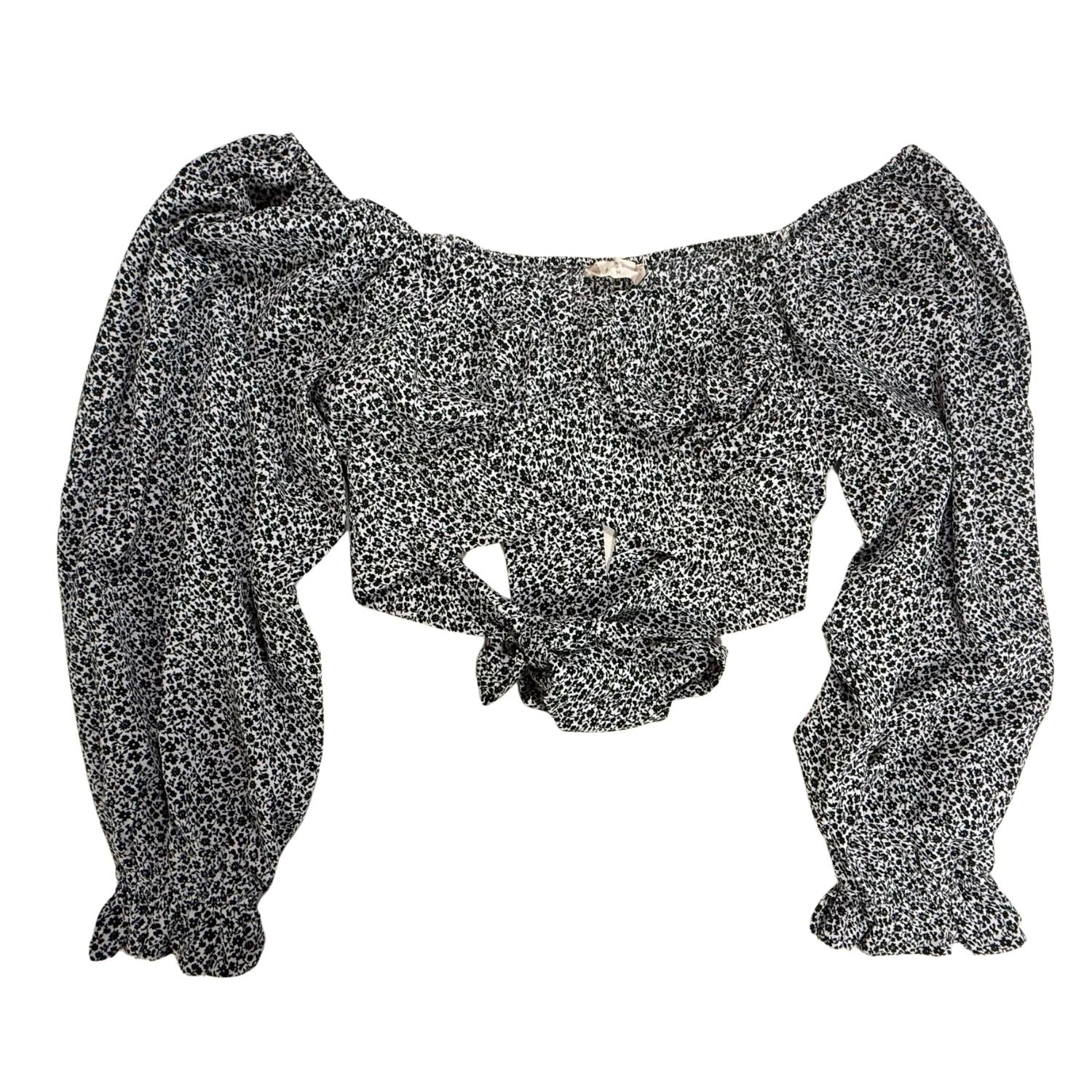 Tie front crop top and puff sleeve detail