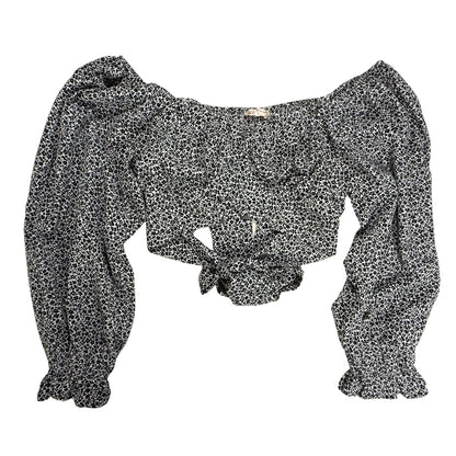 Tie front crop top and puff sleeve detail