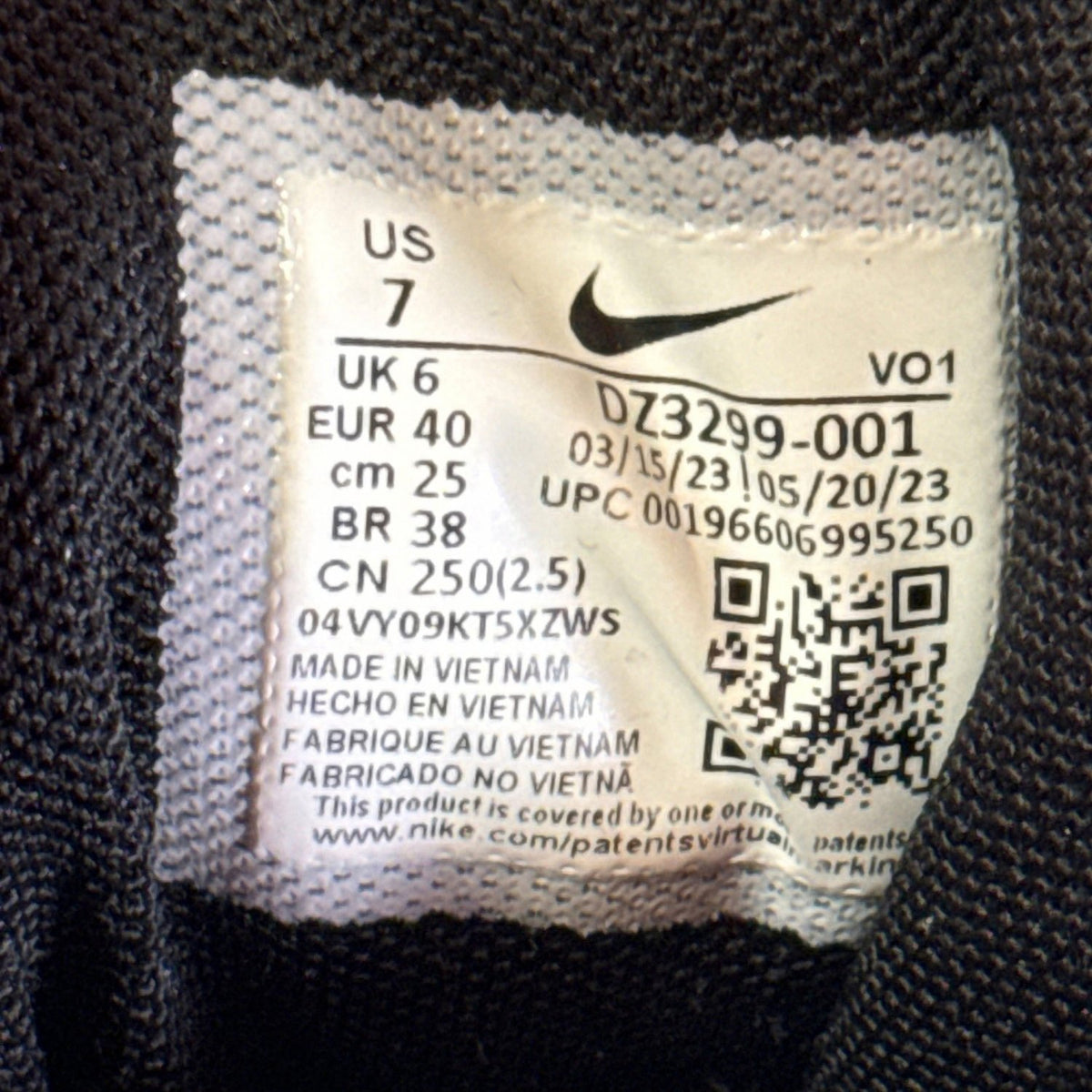 Nike LeBron Witness 7 shoe size tag showing men's US 7 and style DZ3299-001.