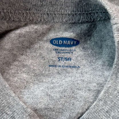 Old Navy size 5T label inside heather gray boys shirt