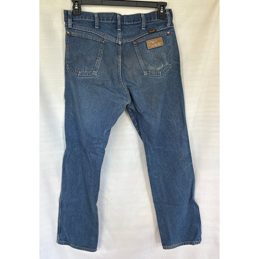 Back view of blue Wrangler 13MWZ men’s jeans